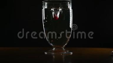 孤立的水果以120帧/秒的速度缓慢落入大玻璃花瓶中，下降到24帧